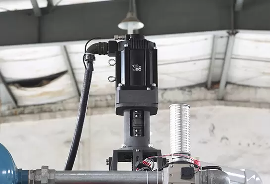 El servomotor de estiramiento de YASKAWA (Japón) controla la velocidad del troquel superior e inferior, esto puede mantener la fuerza uniforme para garantizar que el grosor inferior de cada copa sea uniforme. y el ser