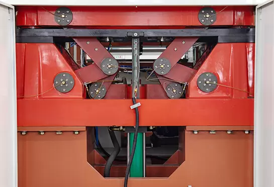 Toda la parte es impulsada por un sistema hidráulico, que es confiable y estable. El uso del interruptor de proximidad de ROCKWELL (EE. UU.) conduce a una excelente precisión de posicionamiento del molde.