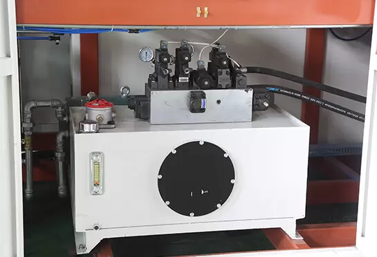 El sistema de accionamiento hidráulico puede proporcionar una velocidad de movimiento adecuada y una gran potencia de perforación.