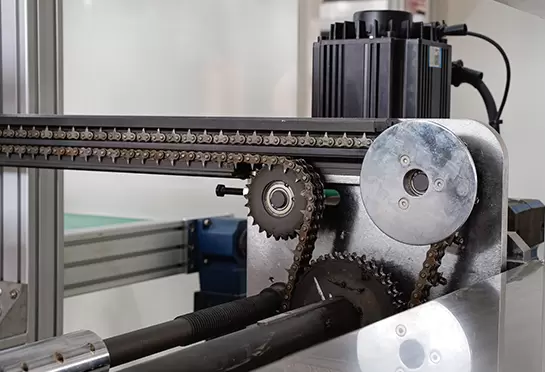 La cadena dentada de 65#Mn, que ayuda a transportar la chapa. Rieles de aluminio con refrigeraci&oacute;n por agua, ahorra agua.