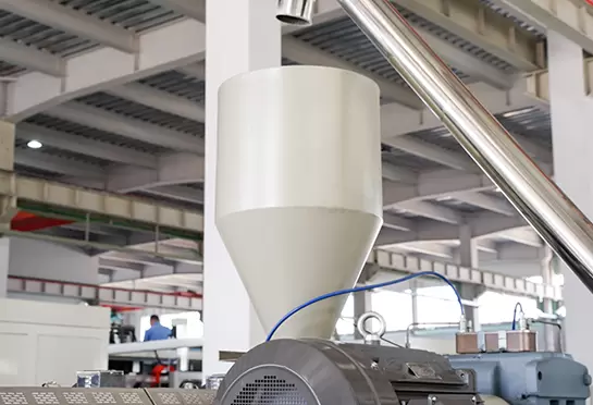 Tolva: la parte de alimentaci&oacute;n y calentamiento tiene un interruptor optoelectr&oacute;nico para evitar errores en el funcionamiento del proceso de producci&oacute;n.