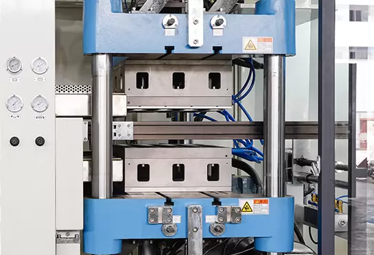 Hay un dispositivo de cambio de molde r&aacute;pido, que acorta extremadamente el tiempo de cambio de molde.