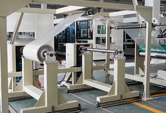 La parte de bobinado de doble estaci&oacute;n adopta un cambio de tipo de carro, rodillo de bobinado con eje de gas, f&aacute;cil desmontaje, alta eficiencia, baja intensidad de mano de obra.