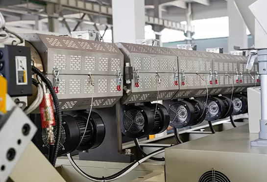 Parte de calentamiento de la hoja: material pl&aacute;stico de calentamiento; Extruya el material al cambiador de pantalla despu&eacute;s del filtrado. Con dureza &oacute;ptima, fuerte resistencia a la corrosi&oacute;n y larga vida &uacute;til.